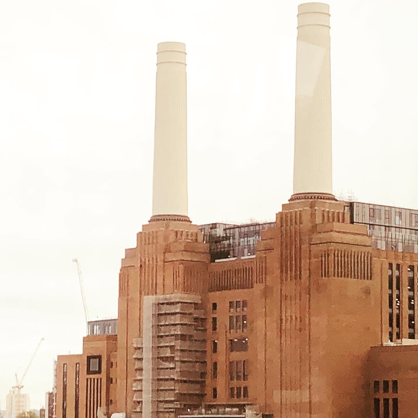 コロナ禍でも イギリスで粛々と進んだ建築 イギリスのアールデコ時代の工場遺跡 バタシー発電所 21 11 27 ジェリクール