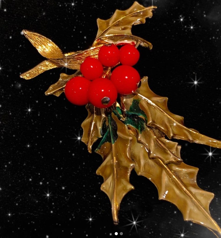 クリスマスモチーフアクセサリーと言えばアメリカ だけどヤドリギモチーフは殆ど見かけません 代わりにあるのはヒイラギ 21 12 22 ジェリクール