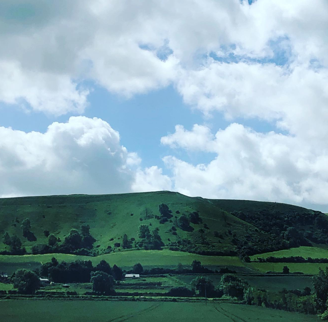 イギリスの初夏 緑づくしの景色 延々緑の草原を まるで緑の海にいるみたいと表現した地元タクシーの運転手さん なかなかロマンチック 辺りは葉擦れの音と鳥の鳴き声だけ 22 06 11 ジェリクール イギリスの初夏 緑づくしの景色 延々緑の草原を まるで緑の海にいるみたいと表現した地元タクシーの運転手さん なかなかロマンチック 辺りは葉擦れの音と鳥の鳴き声だけ 22 06 11 ジェリクール