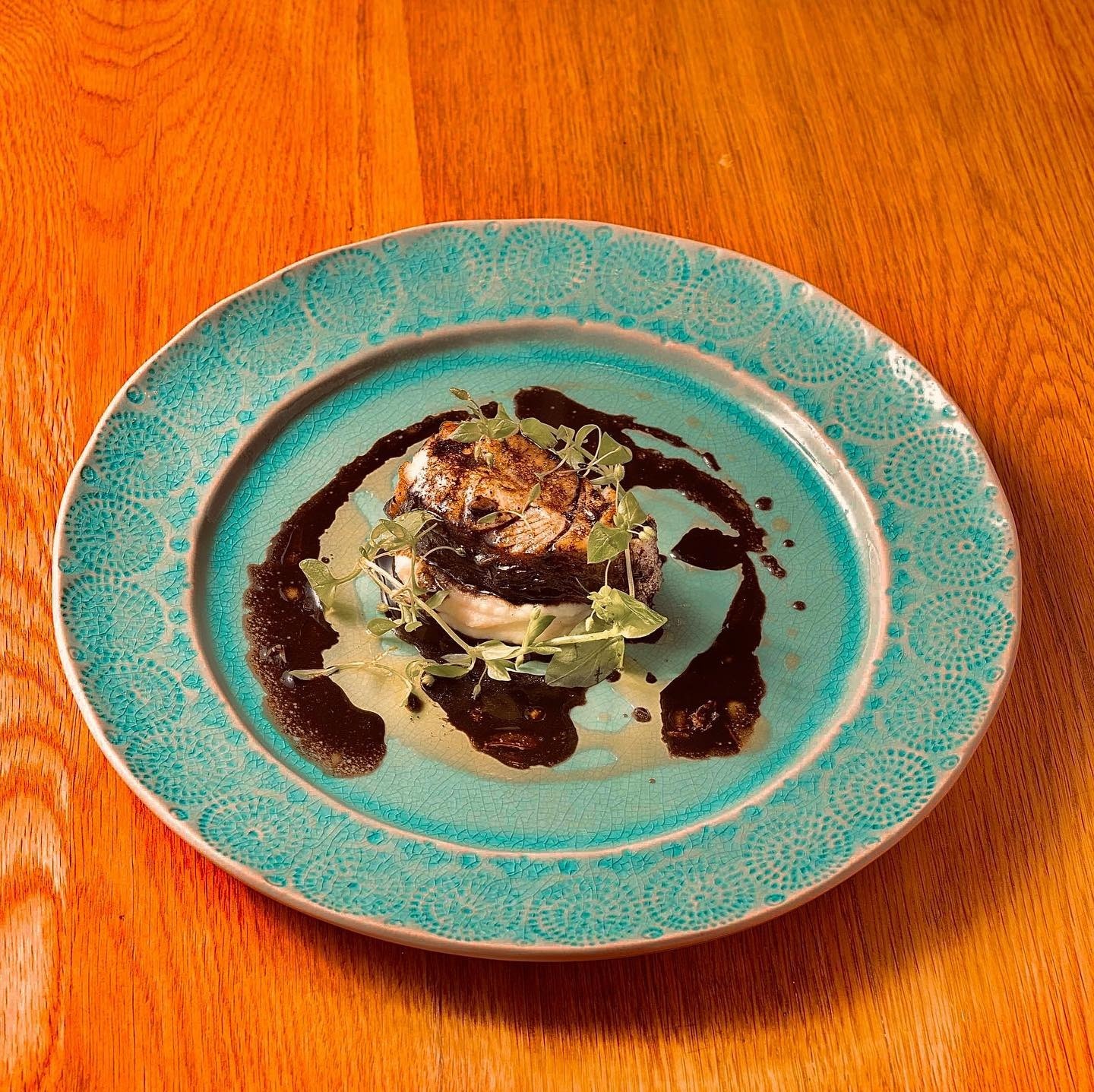 ボレート 肉厚平目の煮込み 焦がしにんにくとイカ墨のソース 03 05 イタリア 北東フリウリ郷土料理と旬の食材の店 Nodo ノード